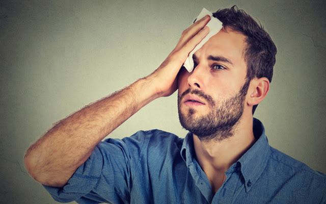 Потеет голова