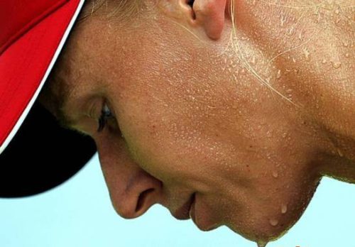 потеет лицо