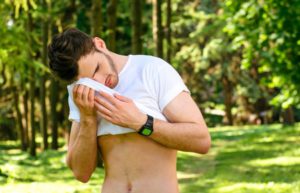 Как нервное напряжение влияет на выработку пота