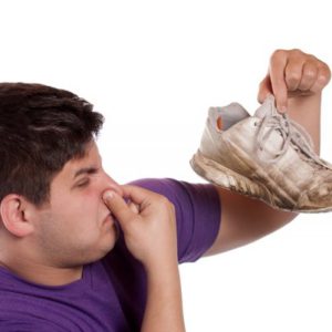 Как убрать запах пота из кроссовок