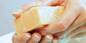 Мытье ног хозяйственным мылом